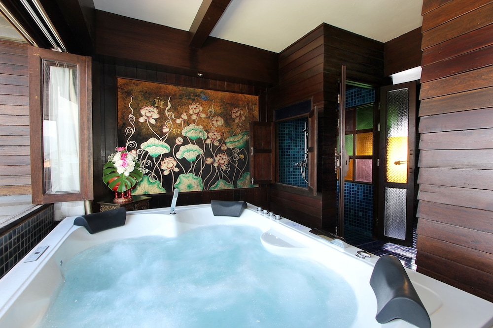 Lanna Jacuzzi Suite (Room Only) with balcony - Photo 2
