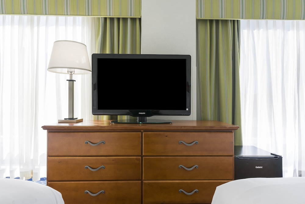 Premium Double Queen Room, Corner View - Photo 8
