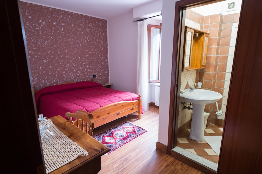 Senior Double Room, Ensuite, Courtyard Area photo 1