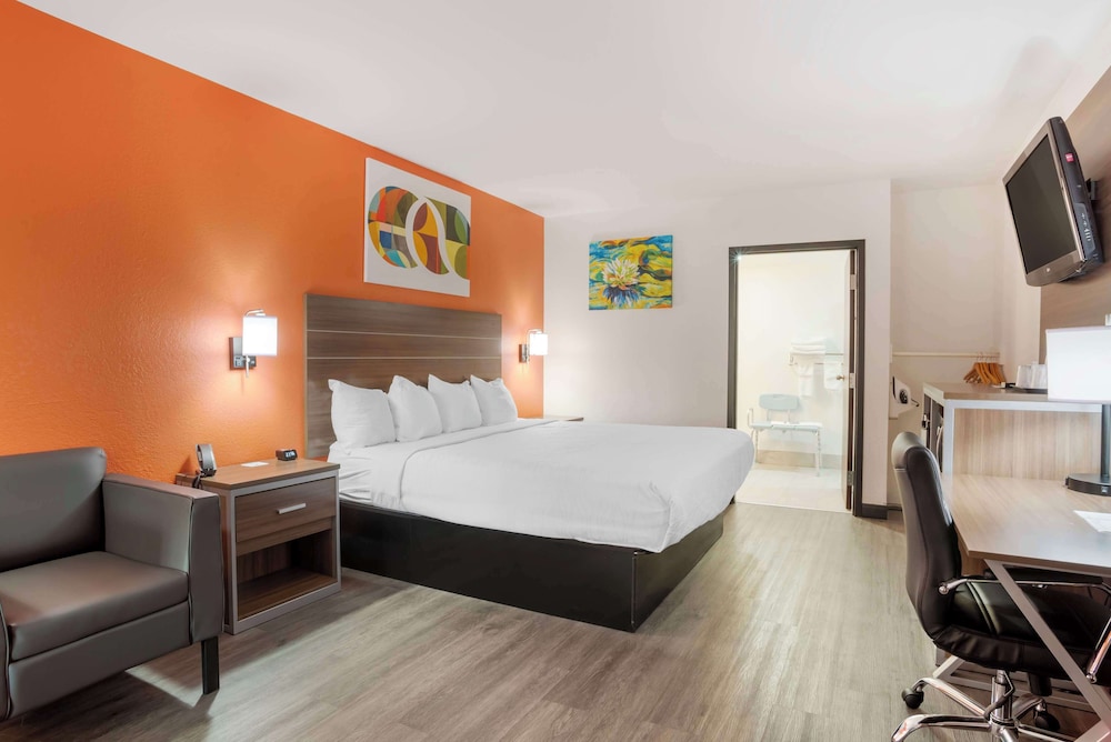 Standard Room, 1 King Bed, Bathtub photo 2
