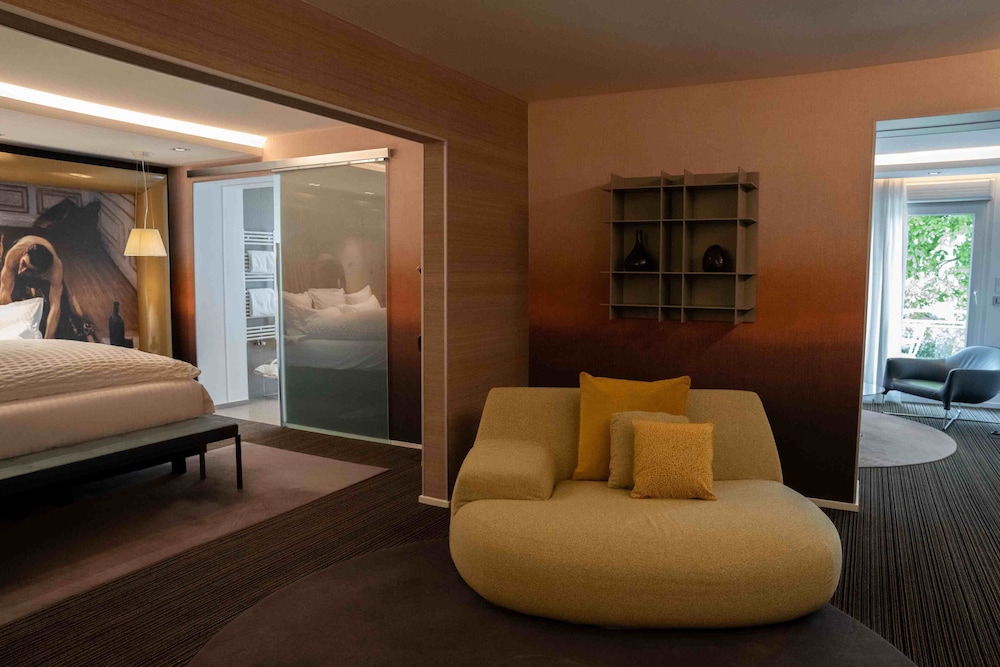 Suite, Balcony