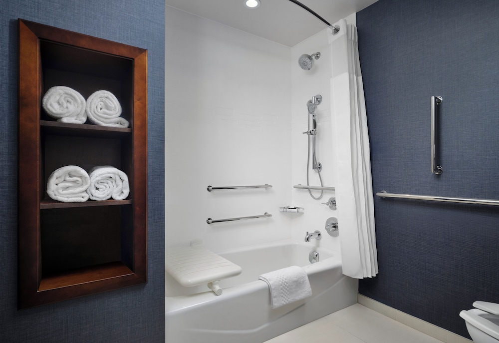 Suite, 1 Bedroom (Mobility/Hearing Accessible, Tub) photo 3