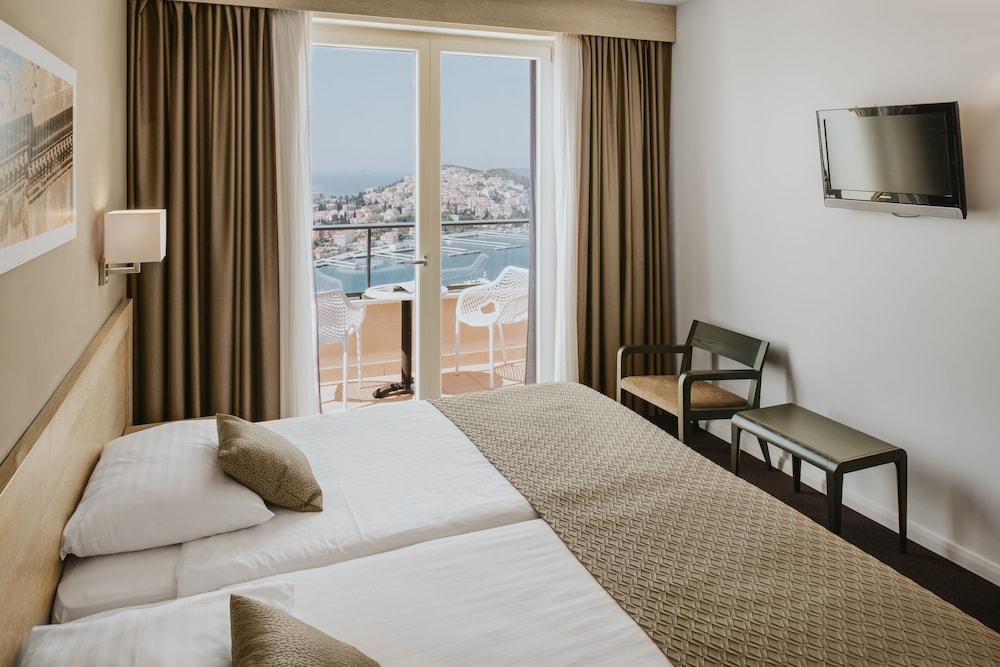 Standard Double Or Twin Room, Balcony, Sea View - Photo 2