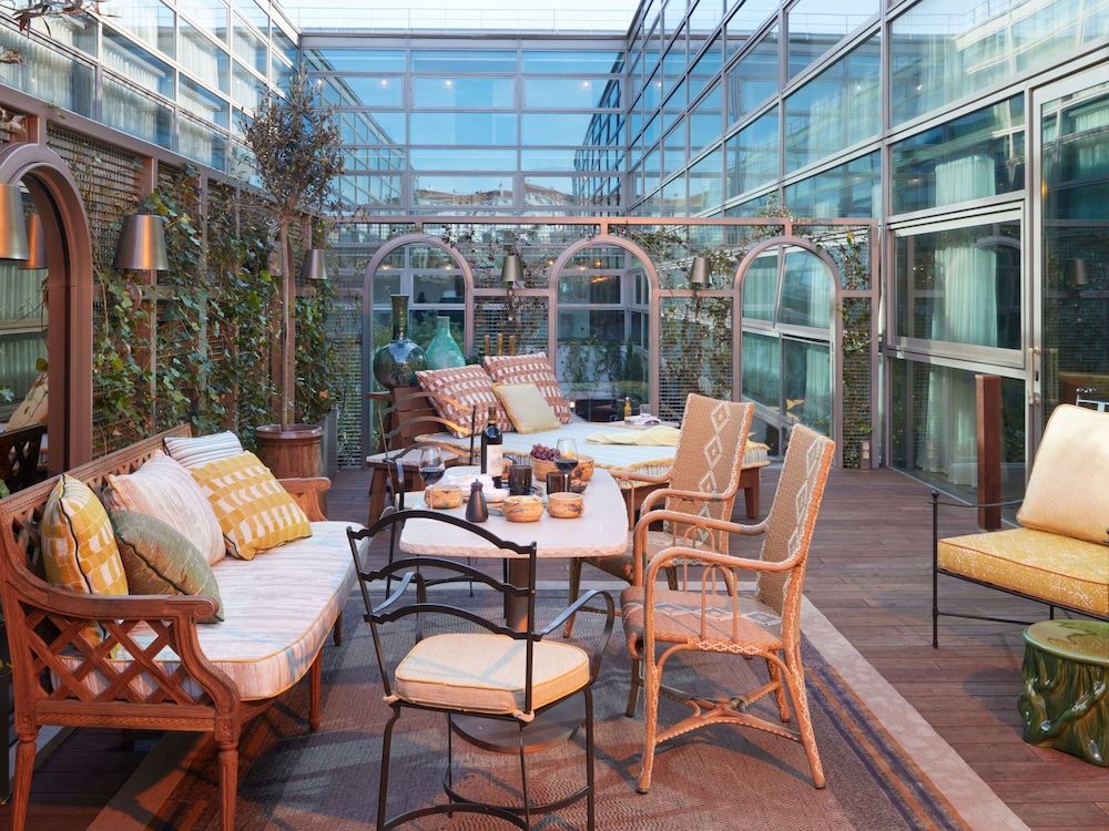 Suite, 1 King Bed, Terrace - Photo 9