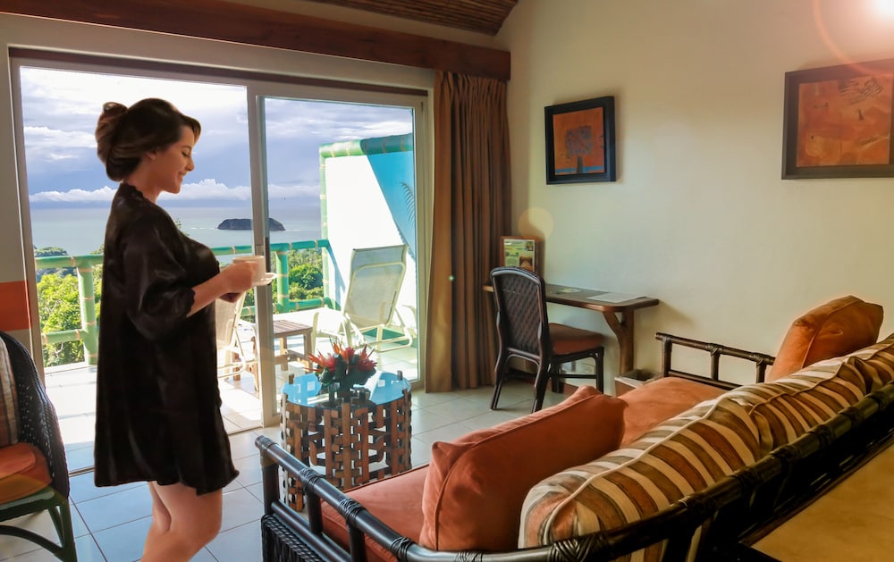 Deluxe Plus, 1 King Bed, Balcony, Sea Facing - Photo 18