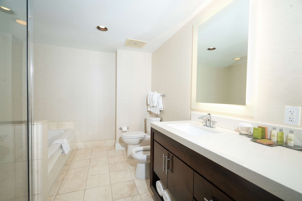 Suite, 1 King Bed, Non Smoking, Partial Ocean View - Photo 7