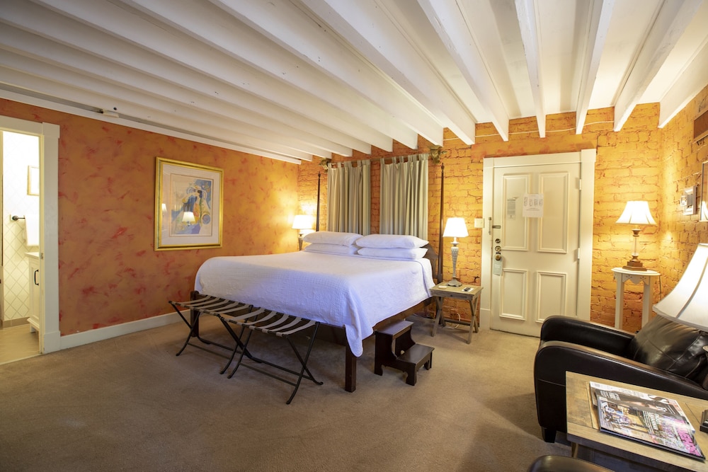 Comfort Room, 1 King Bed, Non Smoking (102 Clower)