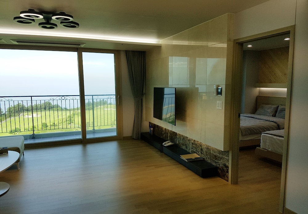 Condo, Golf View (47 Pyeong) photo 2