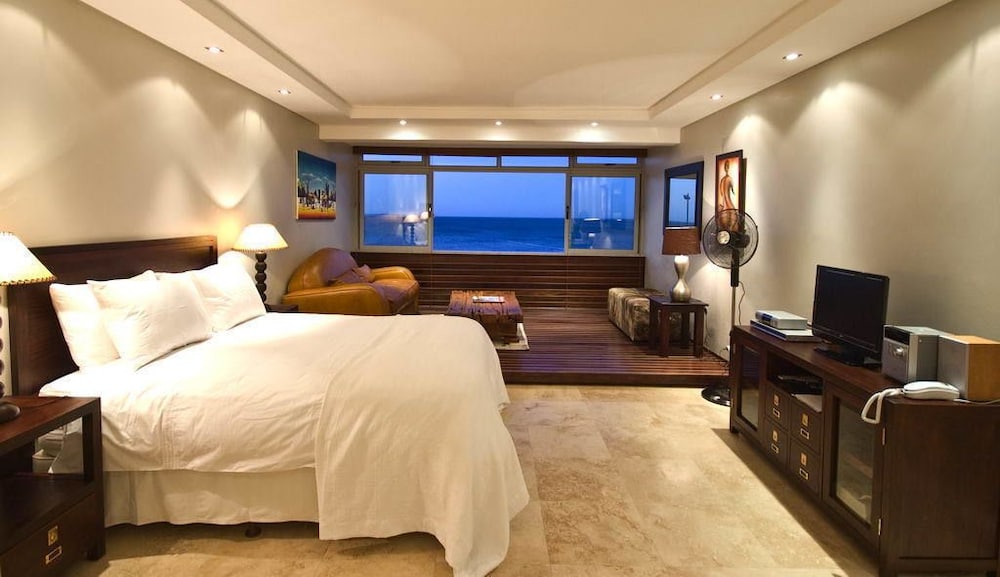 Studio 2 - Mouille Point beachfront