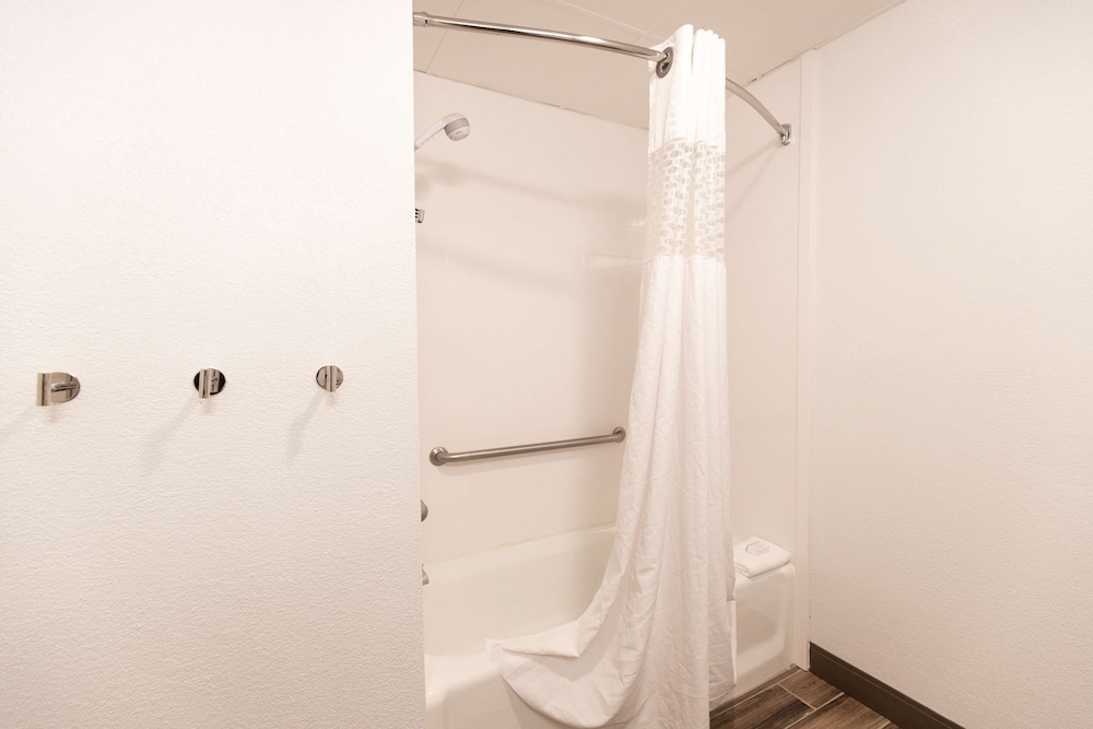 Room, 1 Queen Bed, Accessible, Bathtub - Photo 8