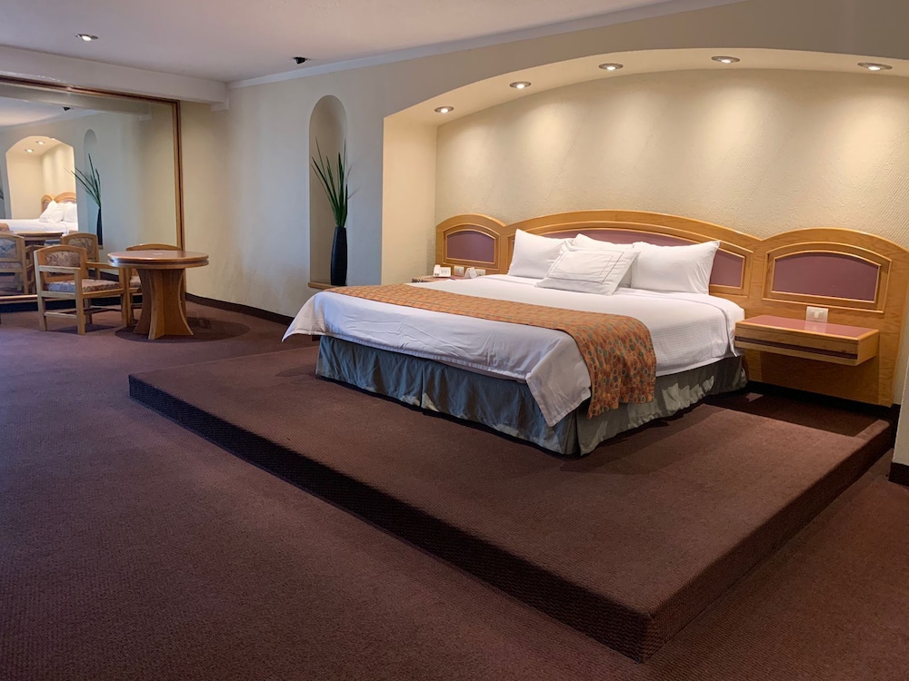Luxury Suite, 1 Bedroom, Private Bathroom (Master)