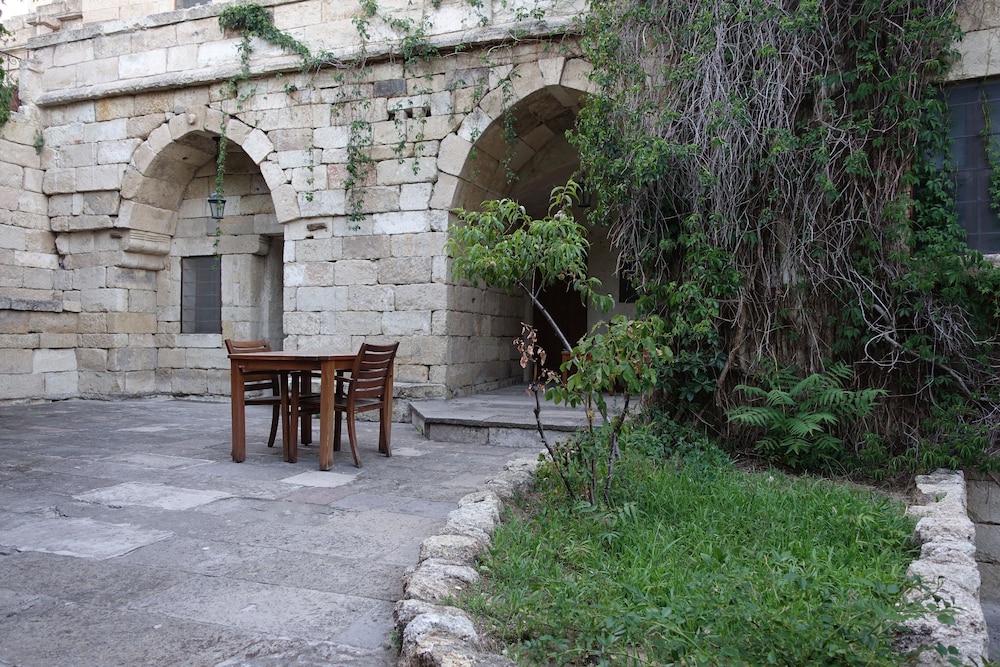 Twin Arch Cave House photo 2