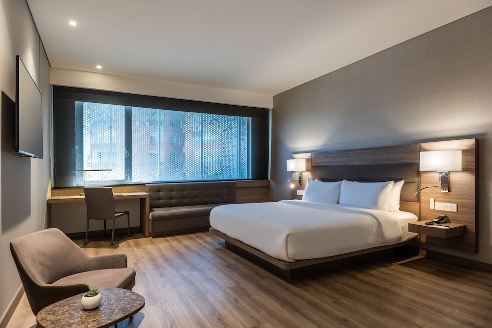 Grand Room, 1 King Bed photo 1