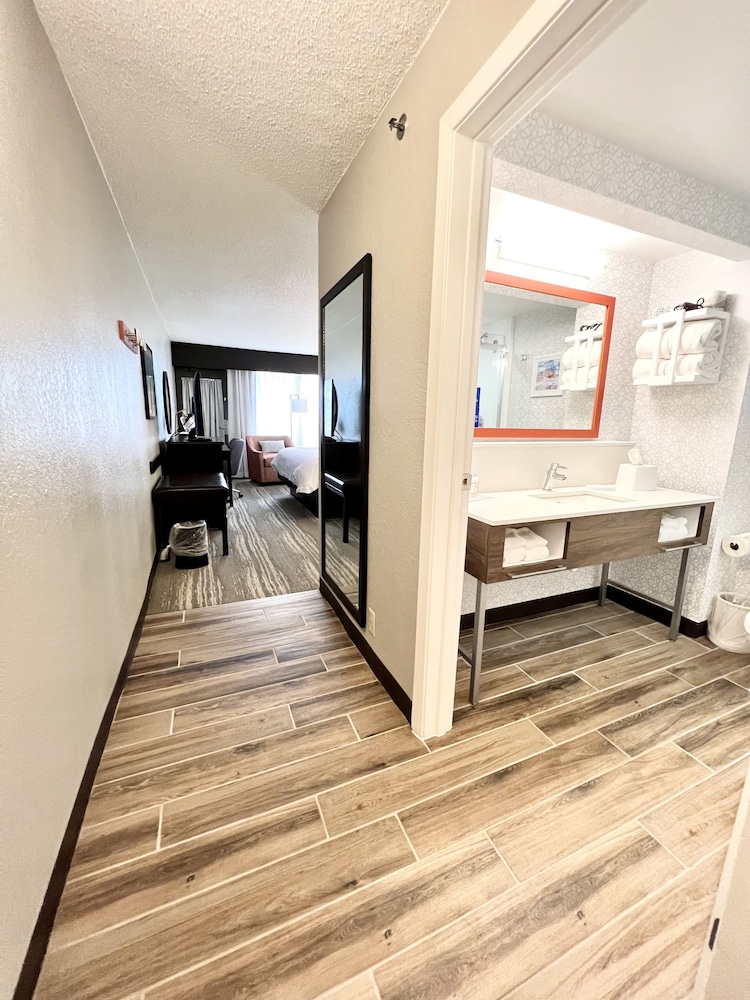 Room, 2 Queen Beds, No View - Photo 1