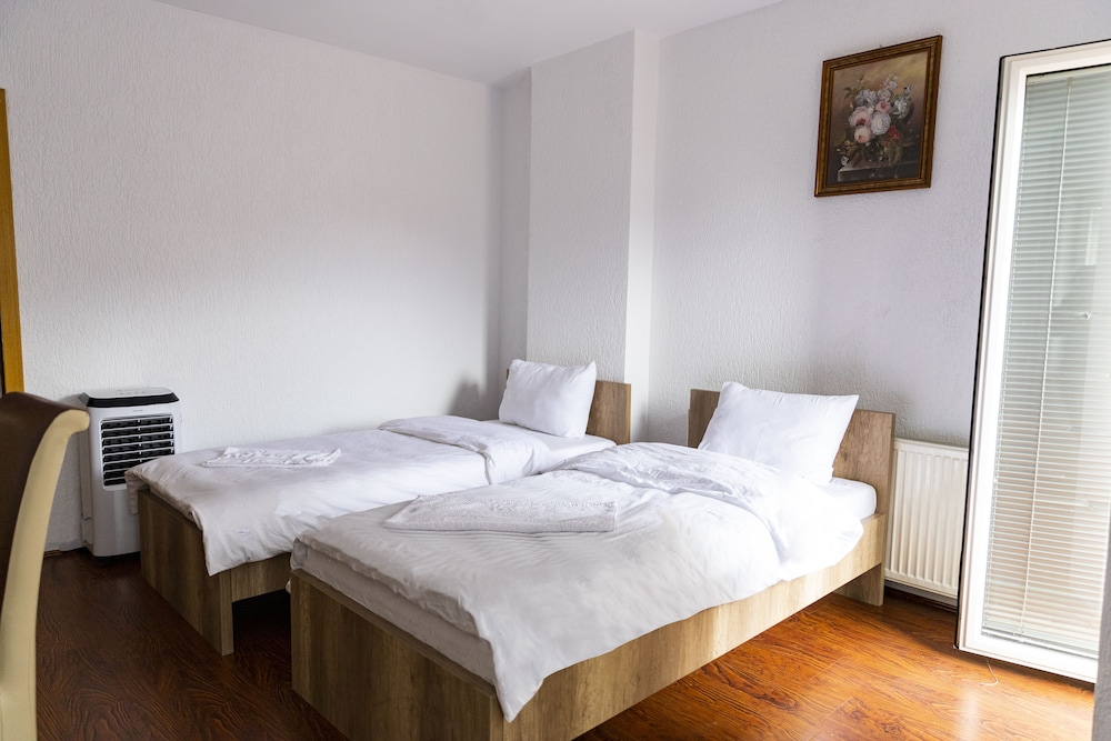 Basic Twin Room photo 1