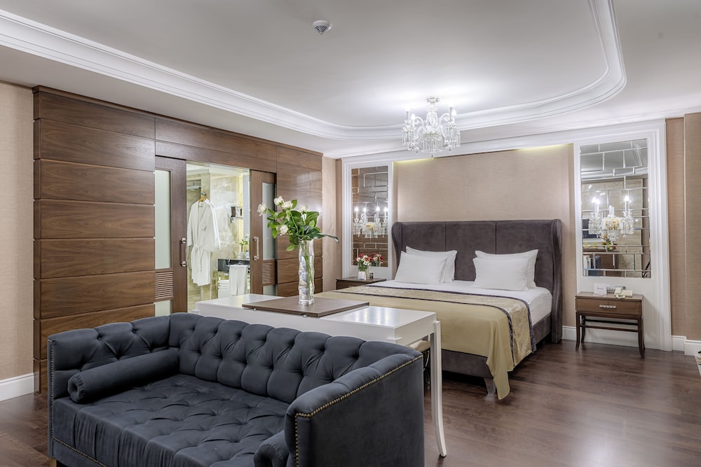 Royal Suite, 2 Bedrooms, Non Smoking, Pool View photo 3