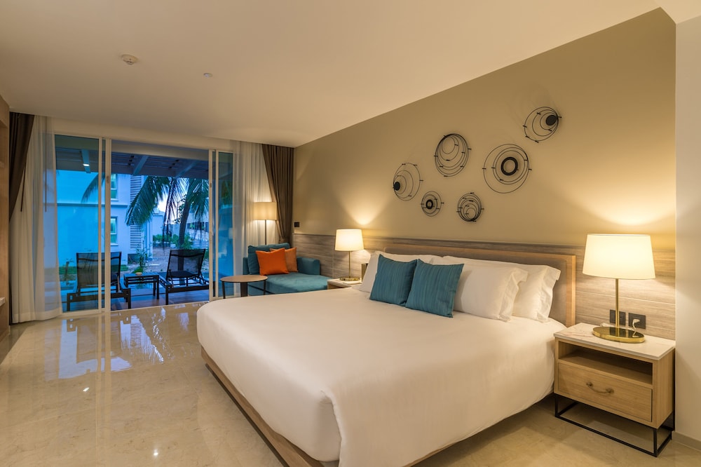Deluxe Room, 1 King Bed, Terrace (Premium Deluxe Pool) photo 1