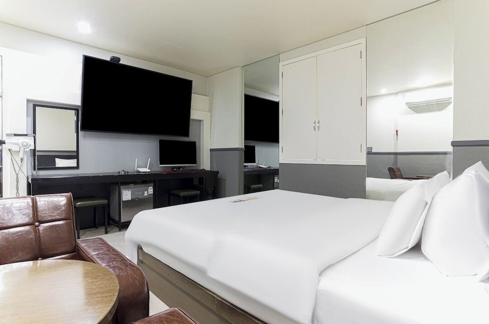 Deluxe Room + 65"TV + King Bed
