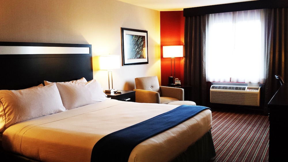 Standard Room, 1 King Bed, Jetted Tub - Photo 1