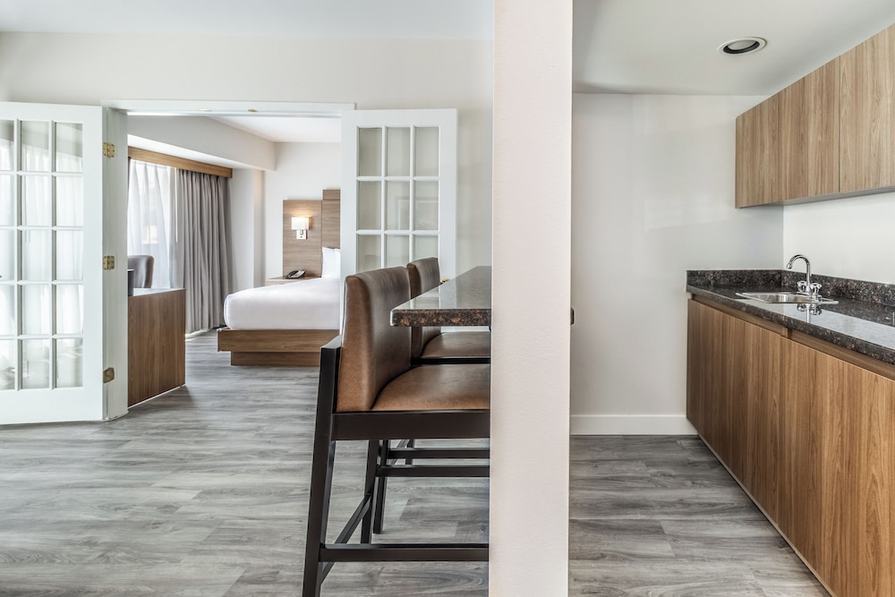 Suite, 1 King Bed with Sofa bed, Kitchenette, Corner - Photo 5