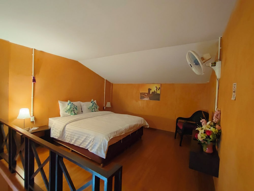 Deluxe Double Room, 1 King Bed, Hot Tub, Mezzanine