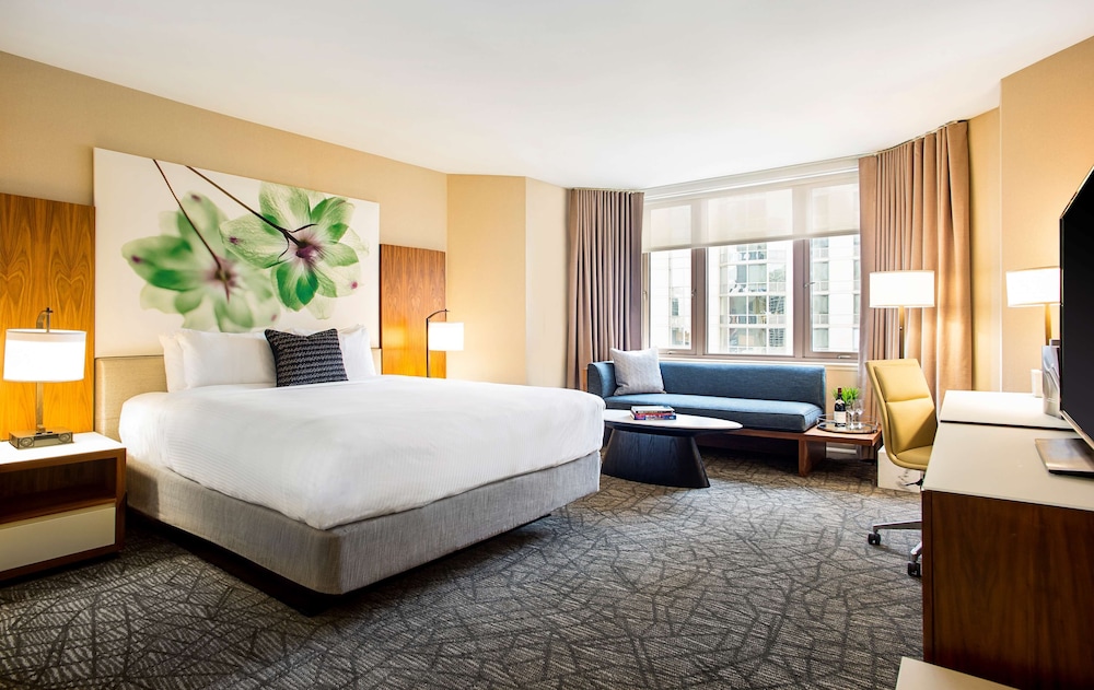 Deluxe Room, 1 King Bed, City View (Hearing Accessible) - Photo 1