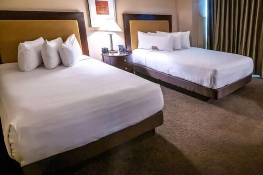 Deluxe Room, 2 Queen Beds, Smoking - Photo 5