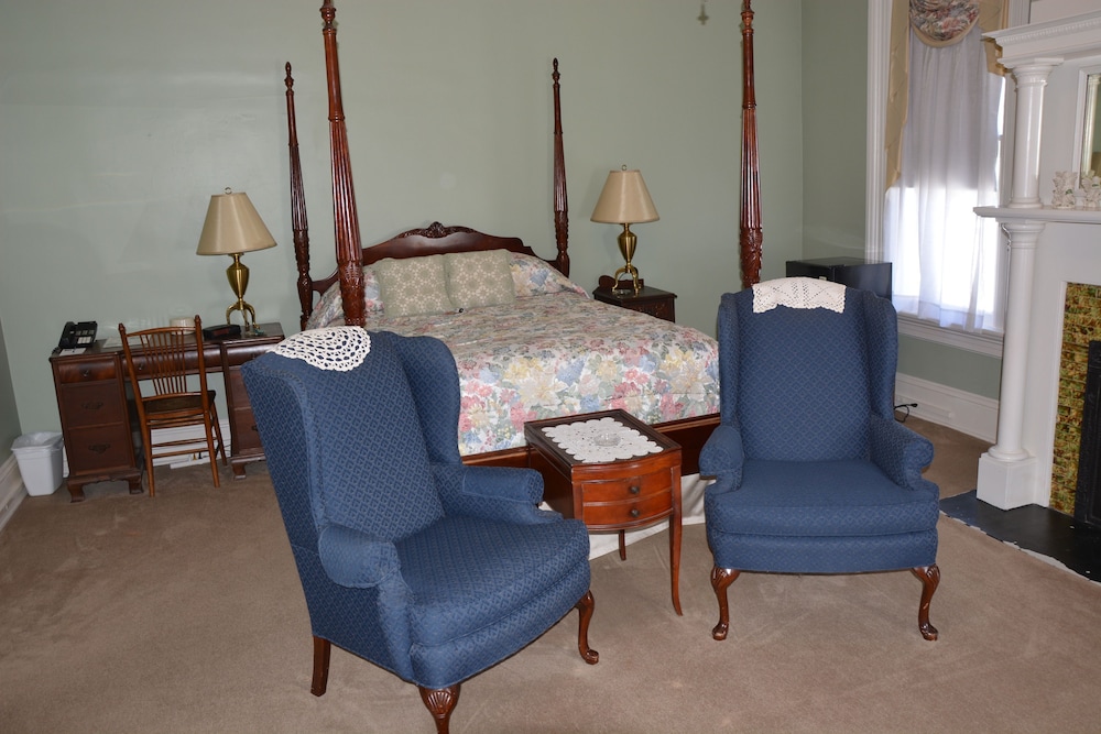 Suite, 1 Queen Bed (Bullock Suite)