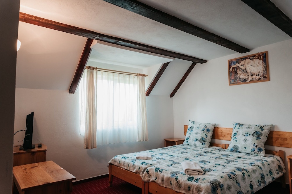 Triple Room, Private Bathroom, Garden View photo 2