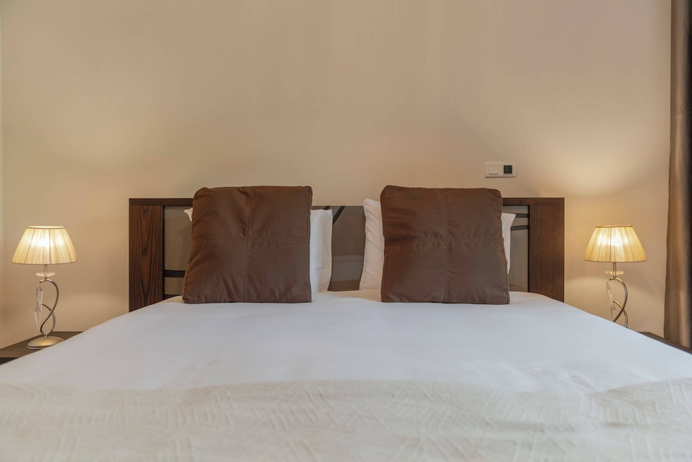 Basic Apartment, Multiple Beds