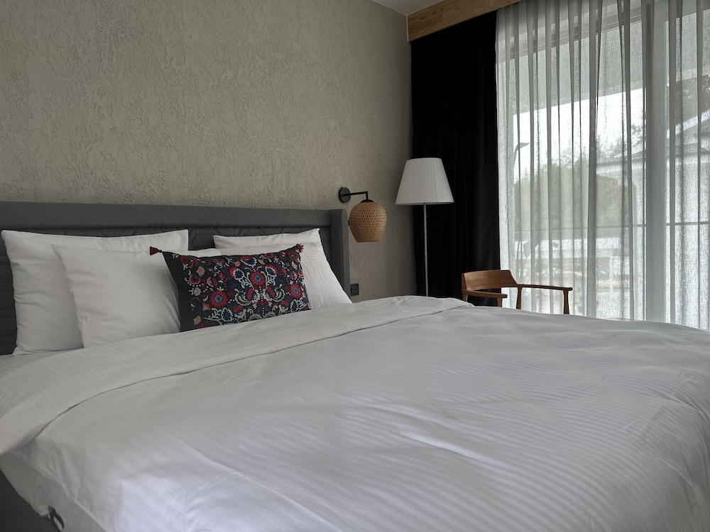 Classic Room, 1 King Bed, Non Smoking, Balcony - Photo 3