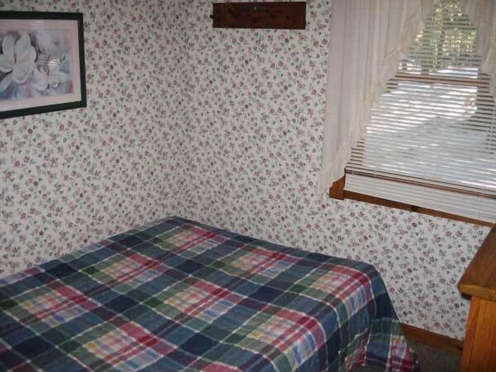 Small 2 Bedroom w/ 1 Full Bed, 2 Twin Beds & 1 Sleeper Sofa photo 3