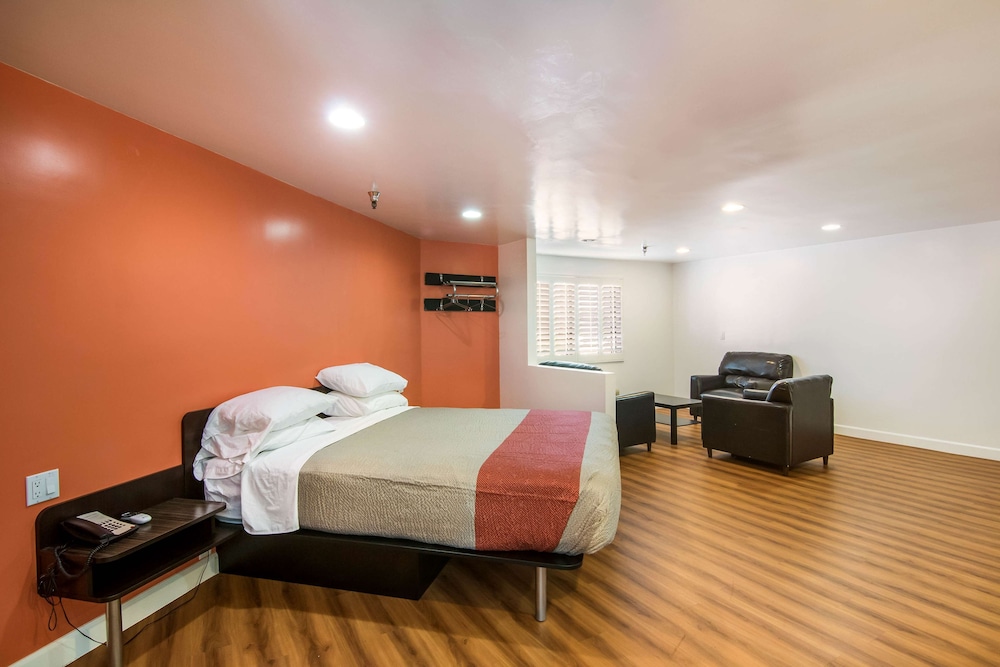 Standard Room, 1 King Bed, Non Smoking, Refrigerator & Microwave - Photo 3