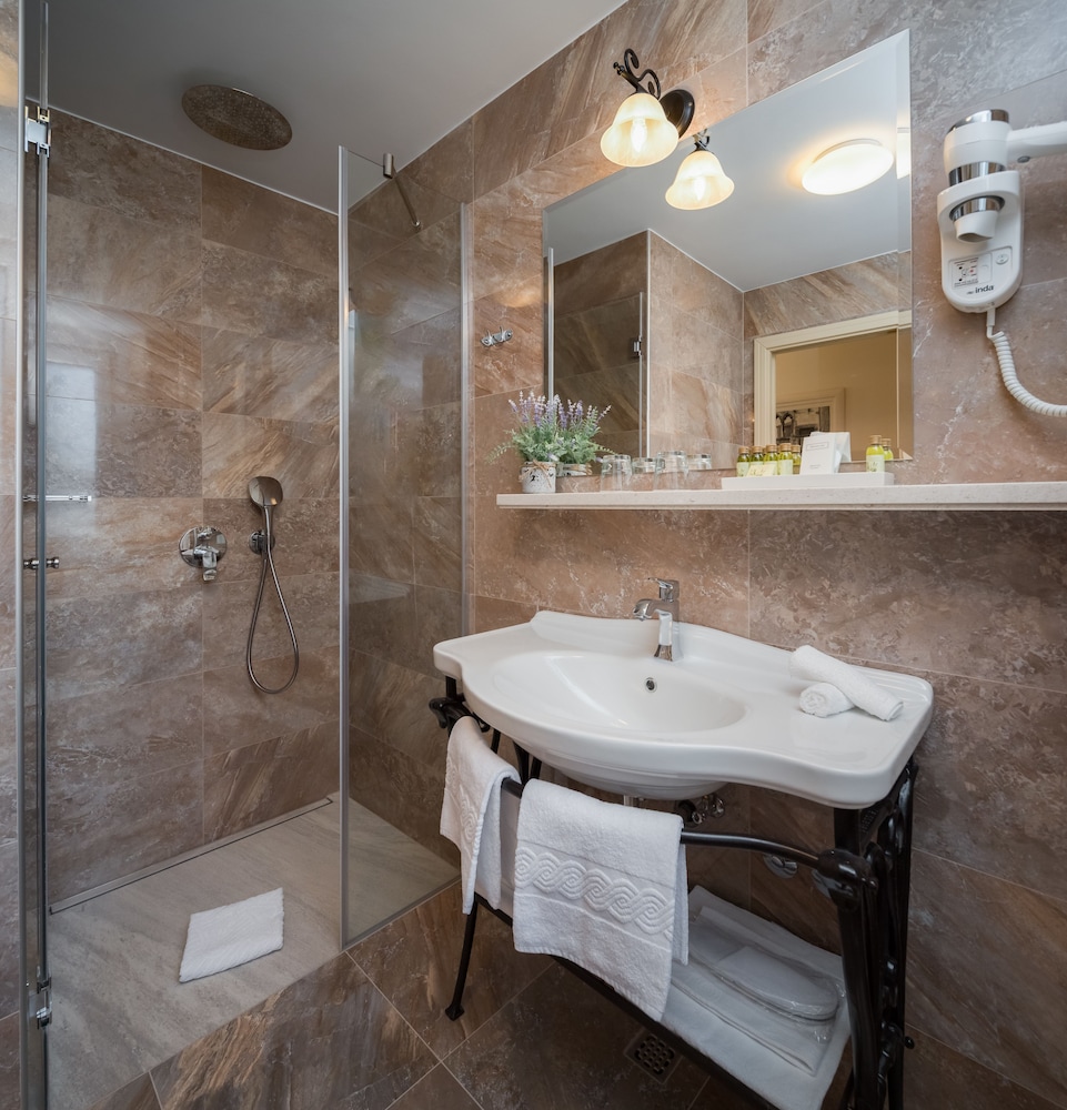 Luxury Double or Twin Room (301) photo 3
