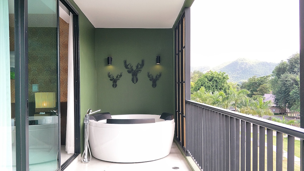 Executive Suite - Photo 11