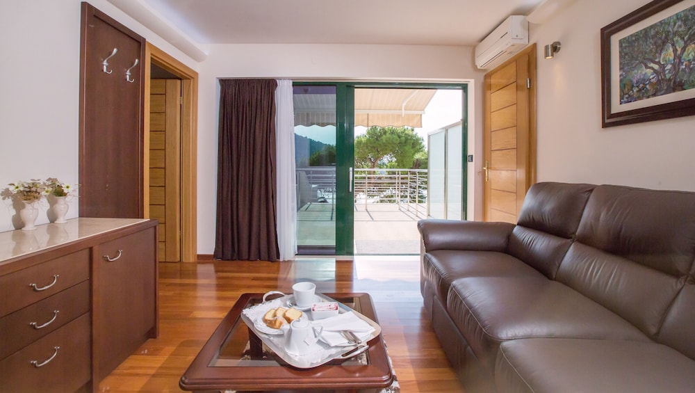 Junior Suite, 1 Bedroom, Balcony, Partial Sea View thumbnail 5