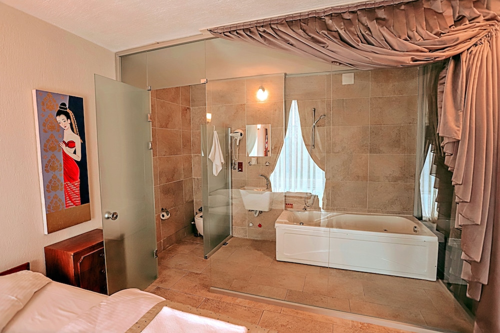 Panoramic Triple Room, Jetted Tub, Valley View photo 3