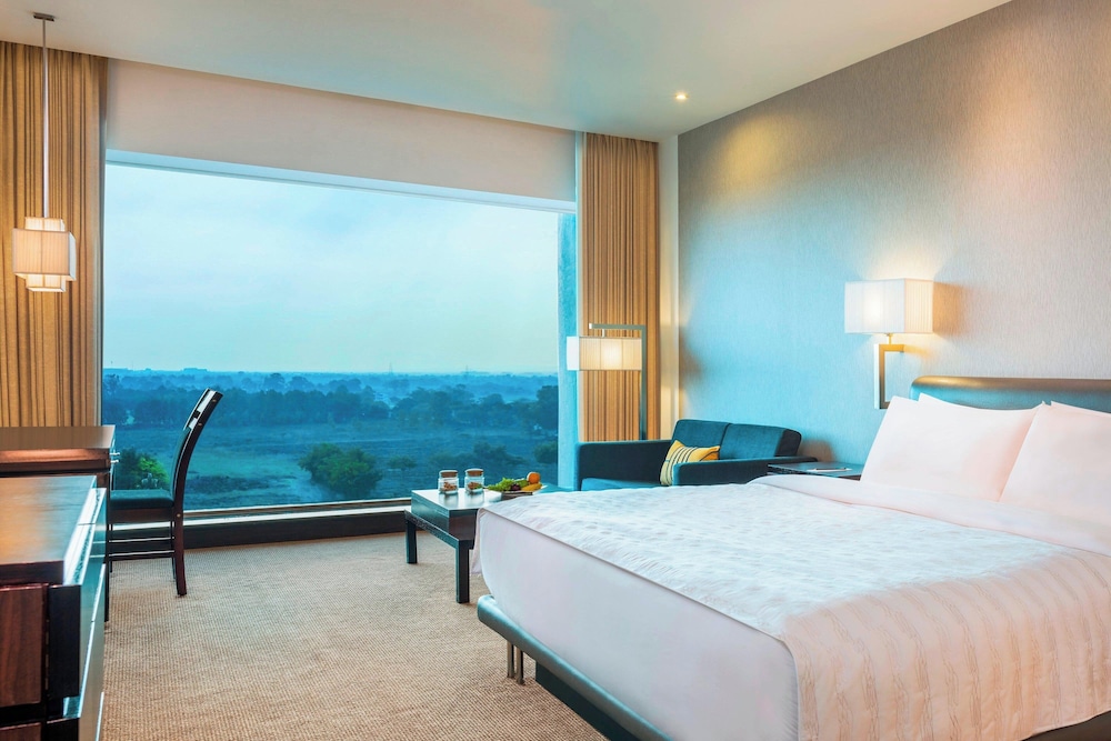 Club Room, 1 King Bed, City View - Photo 7