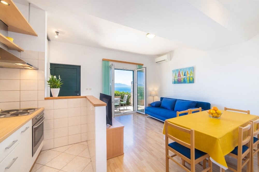 Apartment (Horizont - 150 m from pebble beach - )