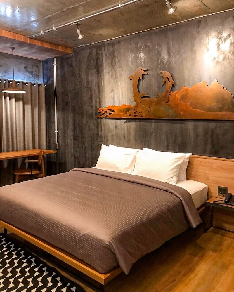 Urban King Bed - Photo 4