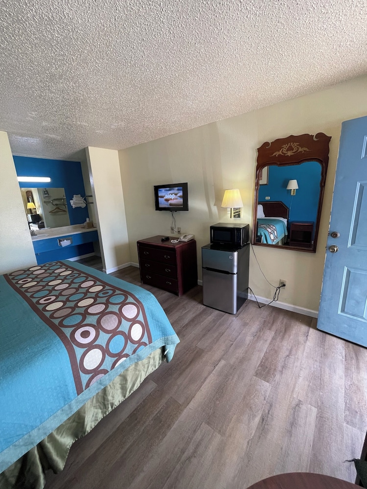 Standard Room, 1 King Bed, Non Smoking - Photo 9