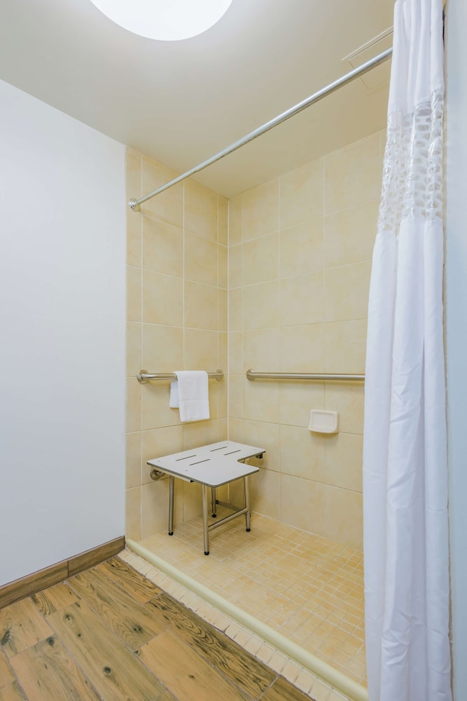 Room, 1 Double Bed, Accessible, Non Smoking - Photo 12