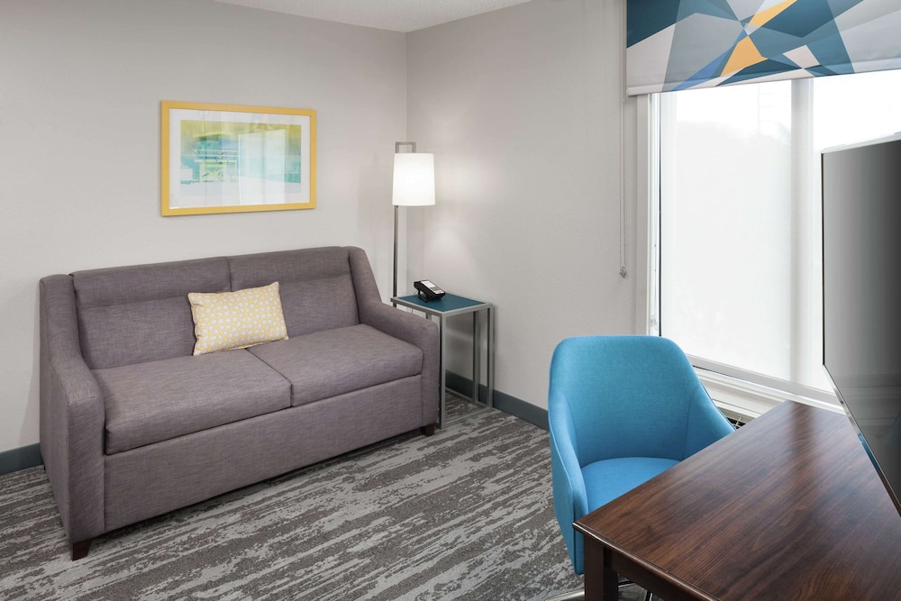 Executive Suite, 1 Queen Bed with Sofa bed, Non Smoking - Photo 5