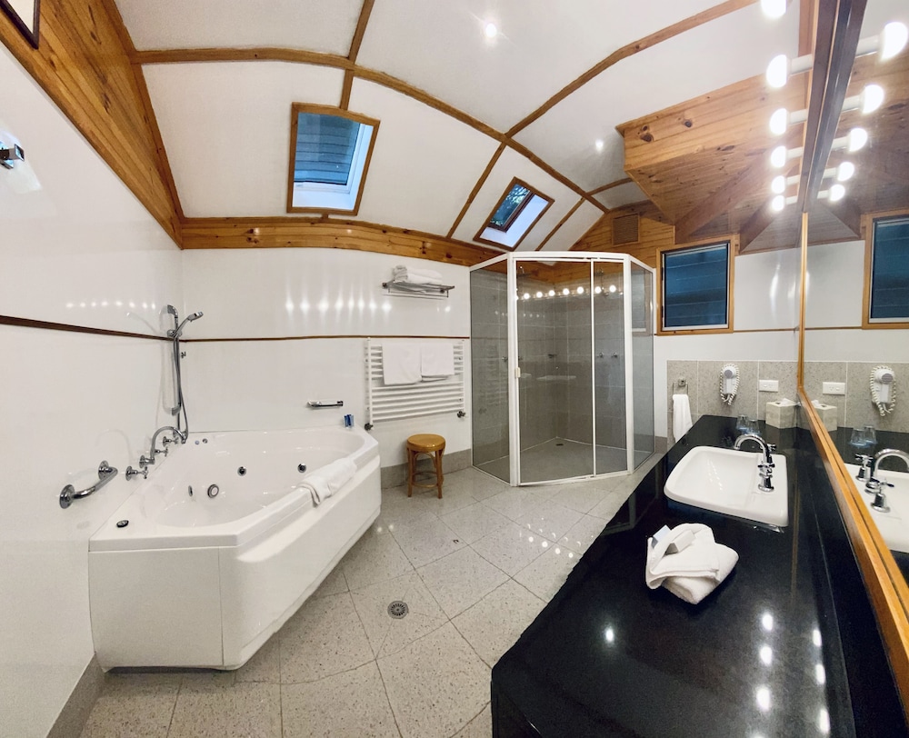 Deluxe Room, 1 King Bed, Fireplace, Beachfront photo 2