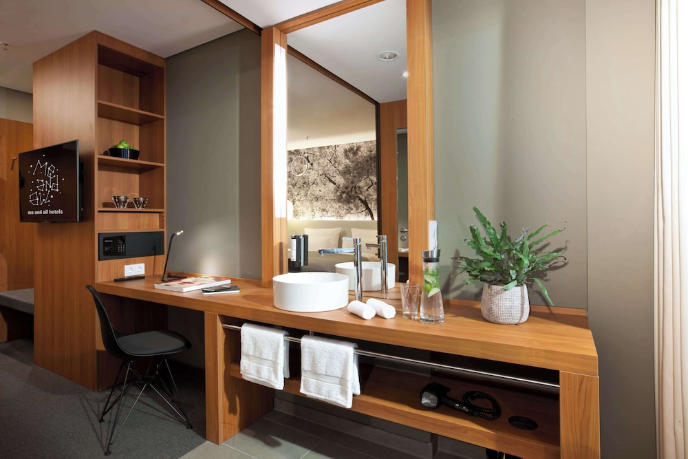 Room, 1 King Bed, Courtyard View thumbnail 6