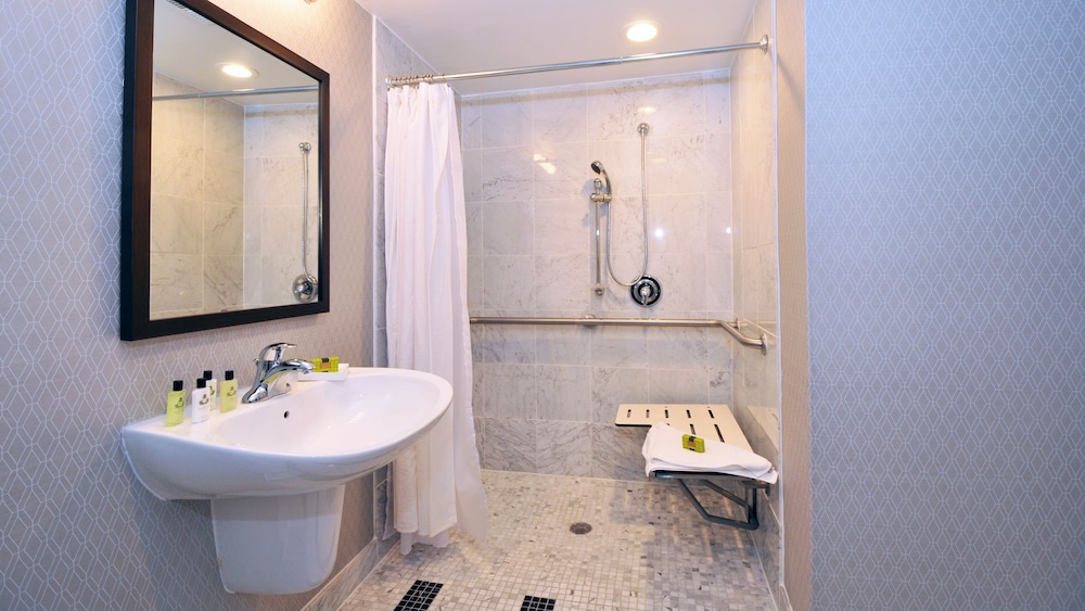 Classic Room, 1 King Bed, Accessible (Wheelchair) photo 1