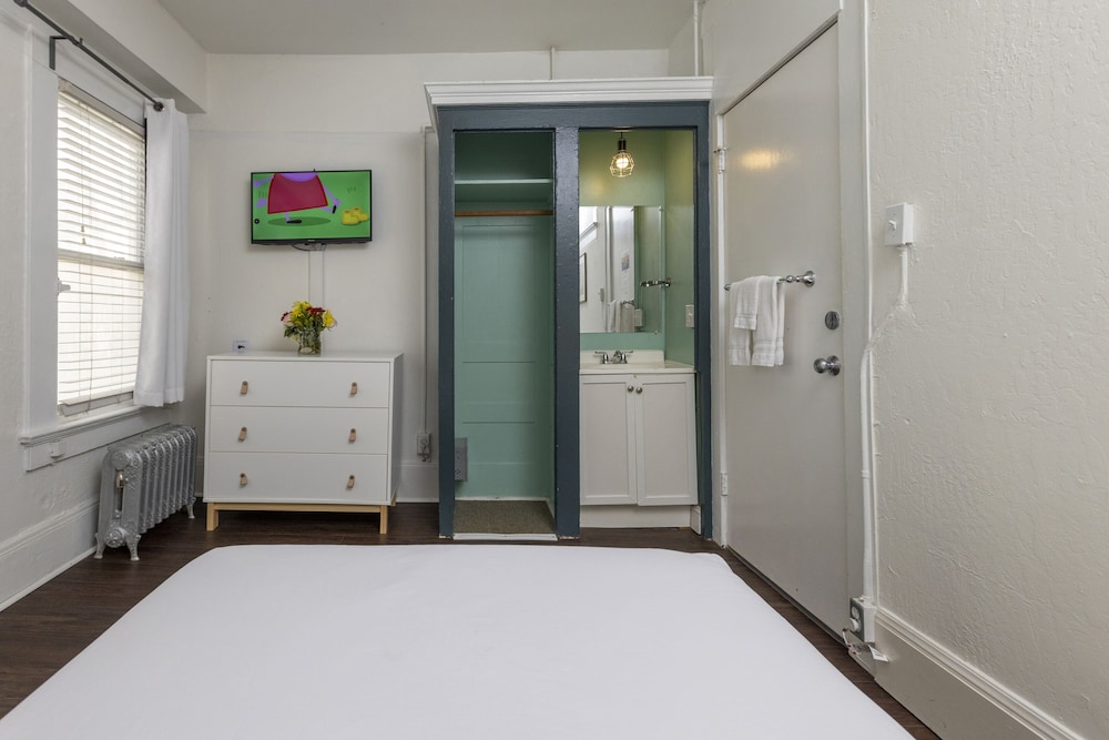 Economy Double Room, Private Bathroom - Photo 14