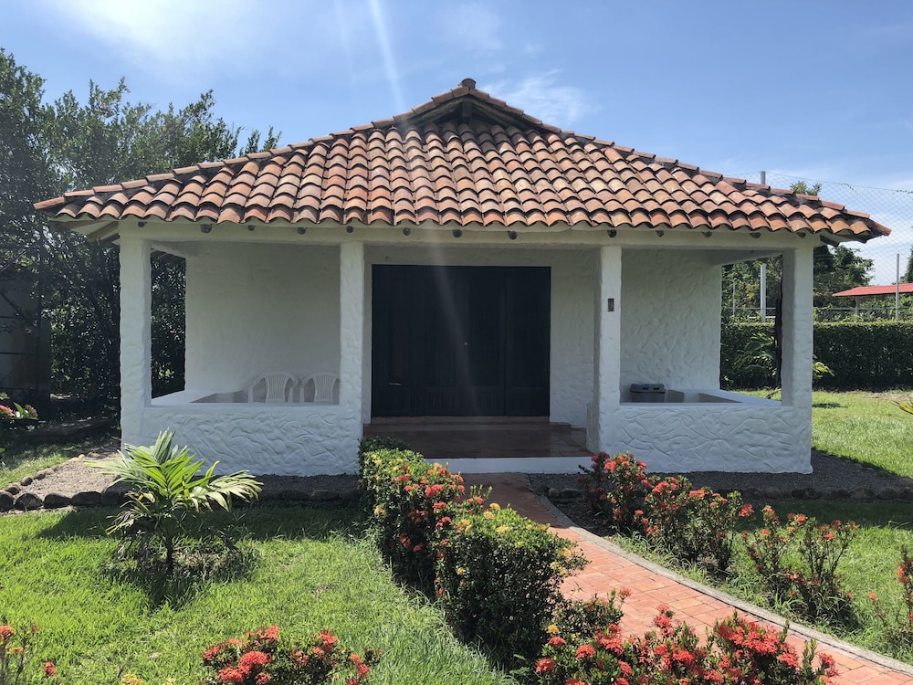 Romantic Bungalow, 1 King Bed, Kitchen, Garden View photo 1