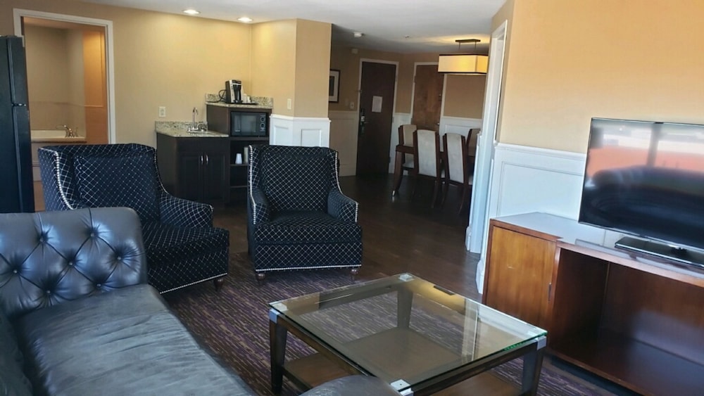 Suite, 1 King Bed (Top Floor Conference Floor) - Photo 5