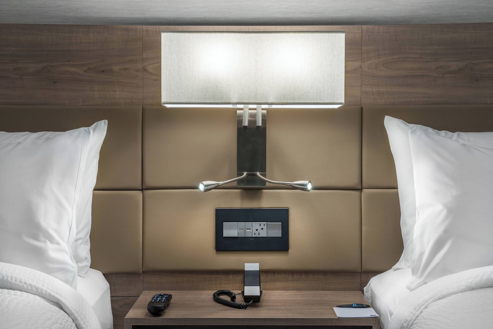 Room, 2 Queen Beds (Mobility Accessible, Roll-In Shower) photo 3